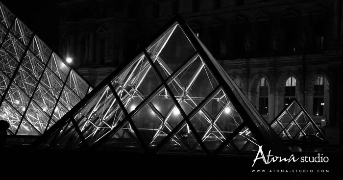 La ville de Paris - Le Louvre Pyramide Noir & Blanc